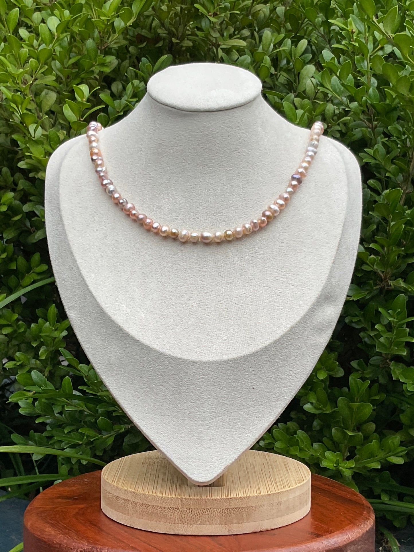 Lilac Elegance: Refined Freshwater Pearl Ombré Necklace