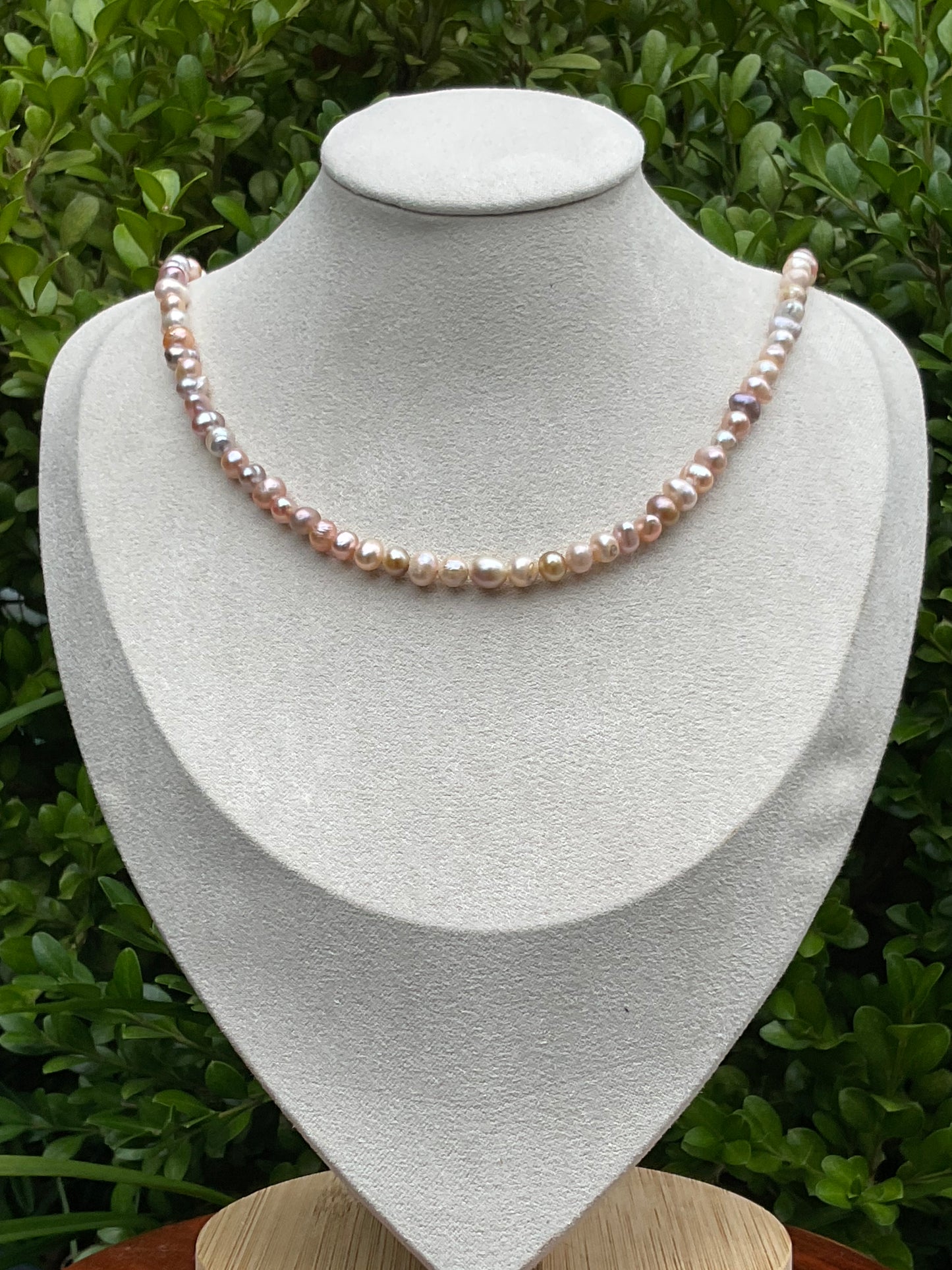 Lilac Elegance: Refined Freshwater Pearl Ombré Necklace