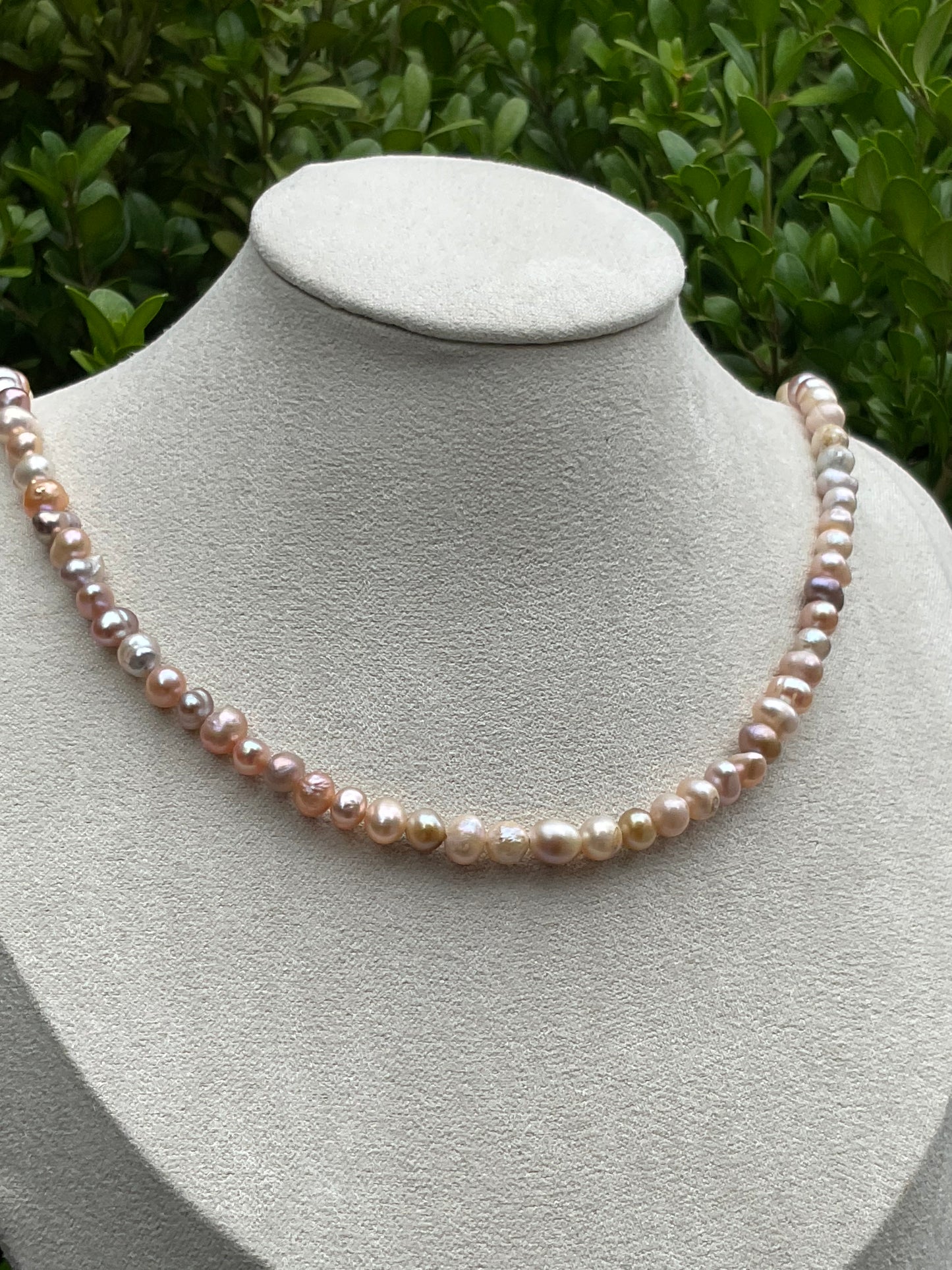 Lilac Elegance: Refined Freshwater Pearl Ombré Necklace