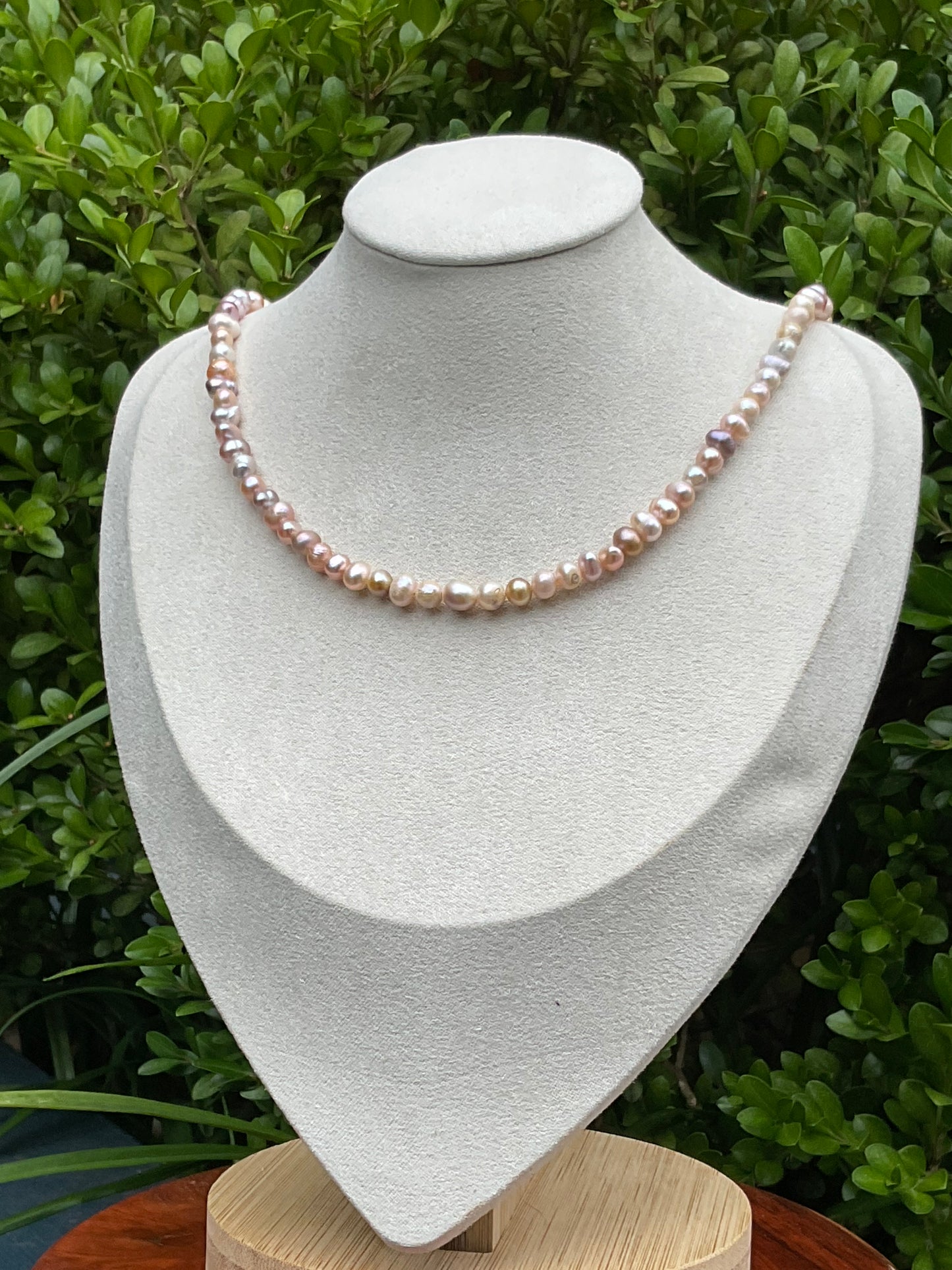 Lilac Elegance: Refined Freshwater Pearl Ombré Necklace