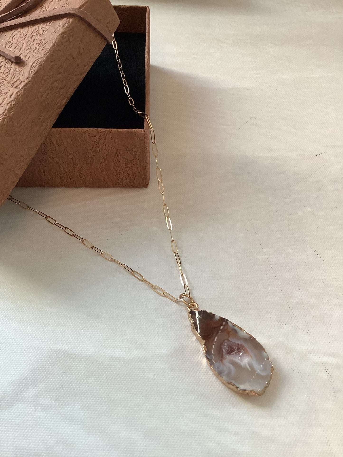 Golden Harmony: Gold-Filled Necklace with Medium-Sized Genuine Agate Stone Pendant