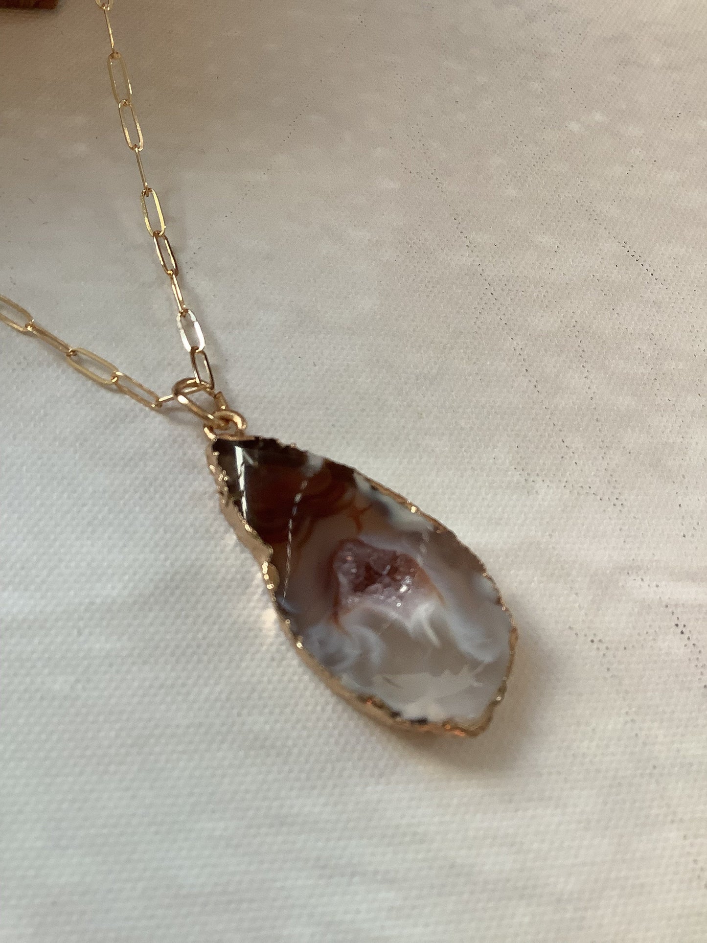 Golden Harmony: Gold-Filled Necklace with Medium-Sized Genuine Agate Stone Pendant