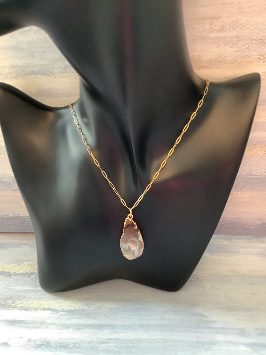 Golden Harmony: Gold-Filled Necklace with Medium-Sized Genuine Agate Stone Pendant