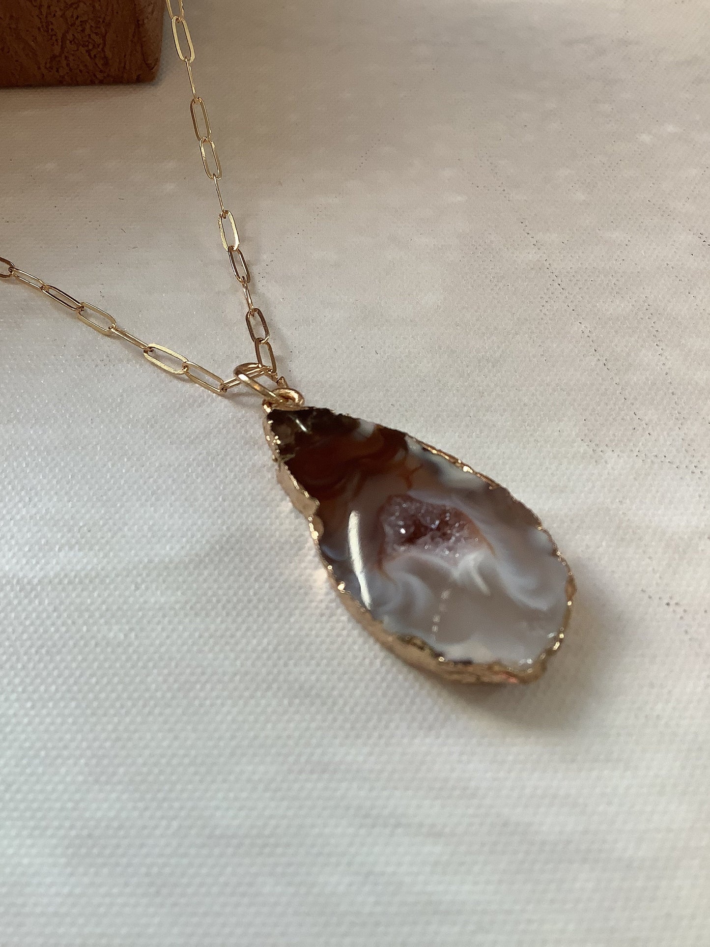 Golden Harmony: Gold-Filled Necklace with Medium-Sized Genuine Agate Stone Pendant