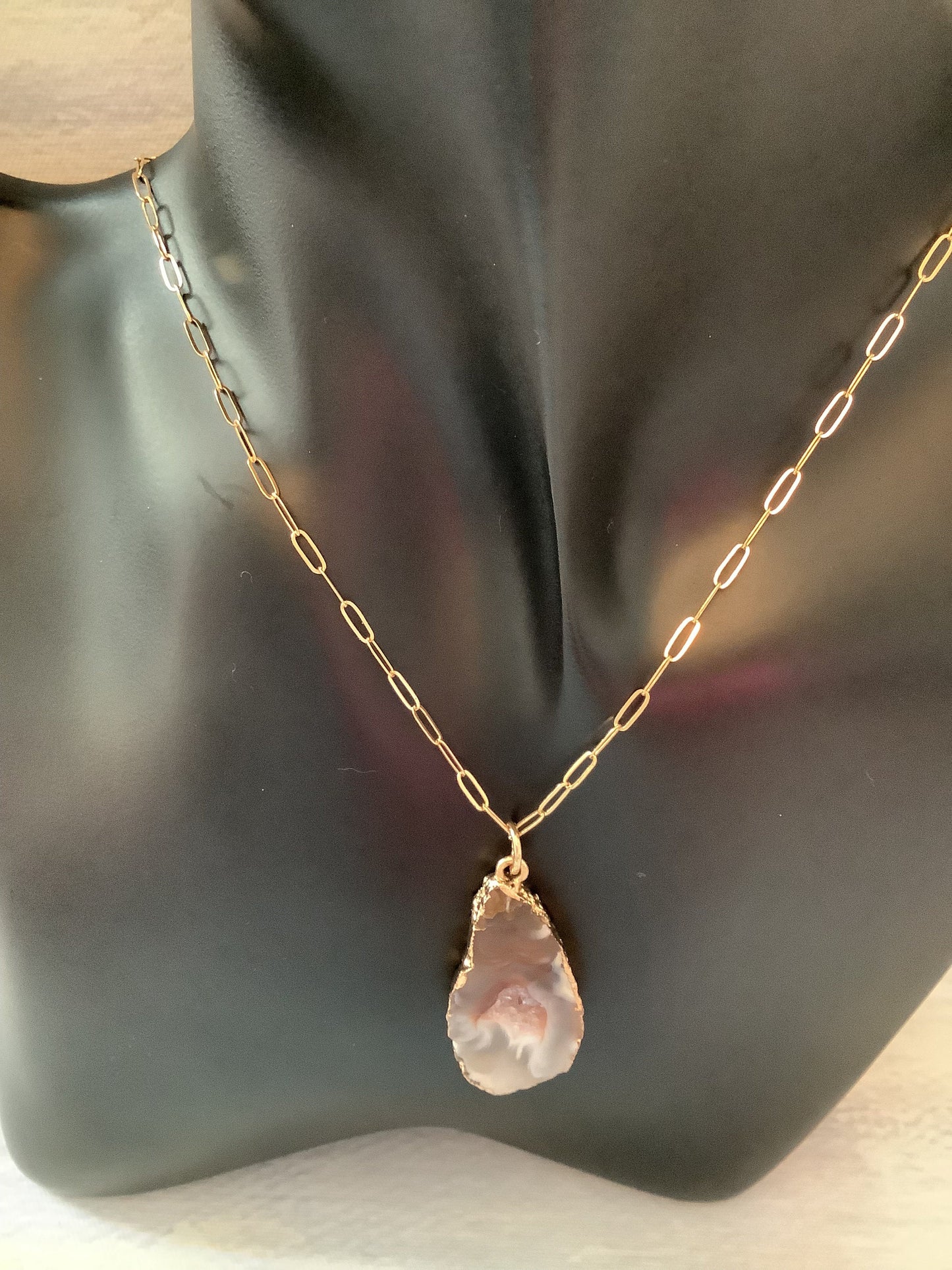 Golden Harmony: Gold-Filled Necklace with Medium-Sized Genuine Agate Stone Pendant